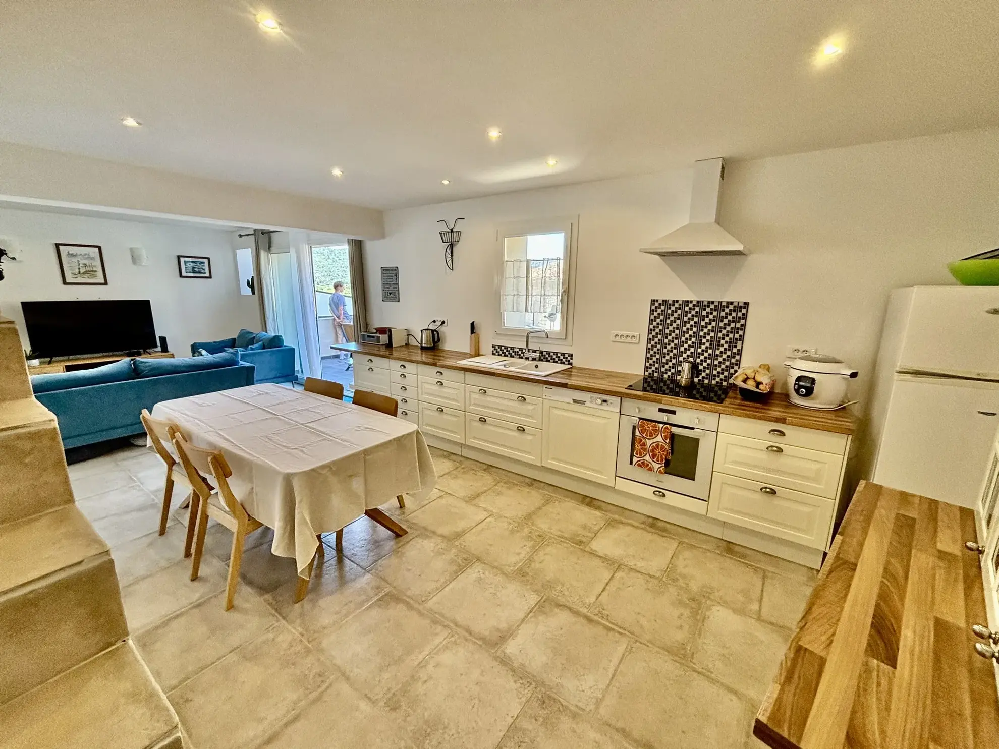 Maison de village rénovée avec garage et jacuzzi à Suzette 