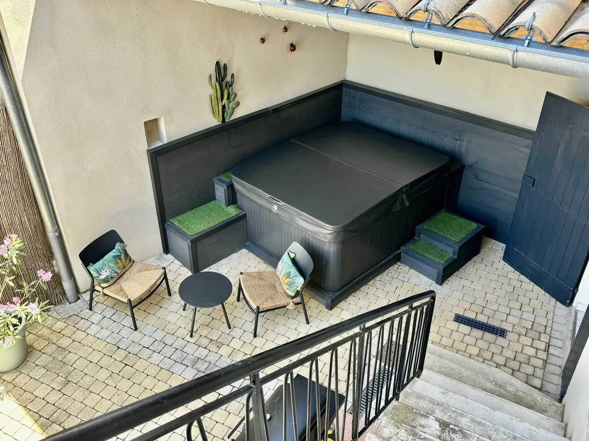 Maison de village rénovée avec garage et jacuzzi à Suzette 