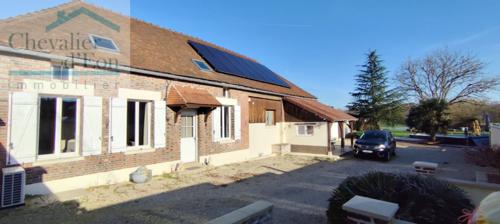 Longère moderne 4 chambres à Chessy les Prés avec piscine