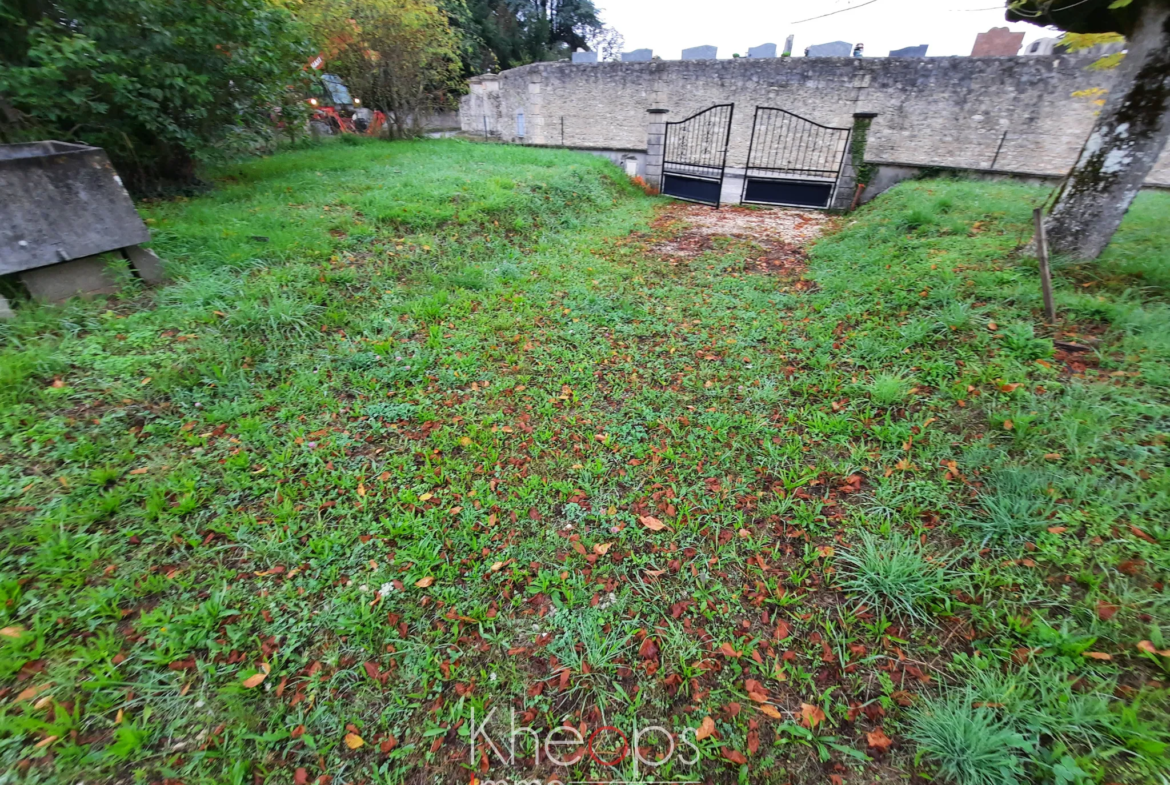 Terrain constructible viabilisé de 908 m2 à Pellegrue 