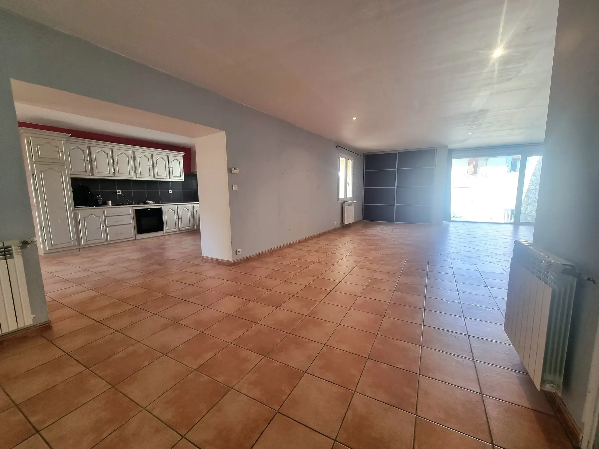Appartement 153 m2 à Névian - 4 Chambres avec Terrasse et Parking 