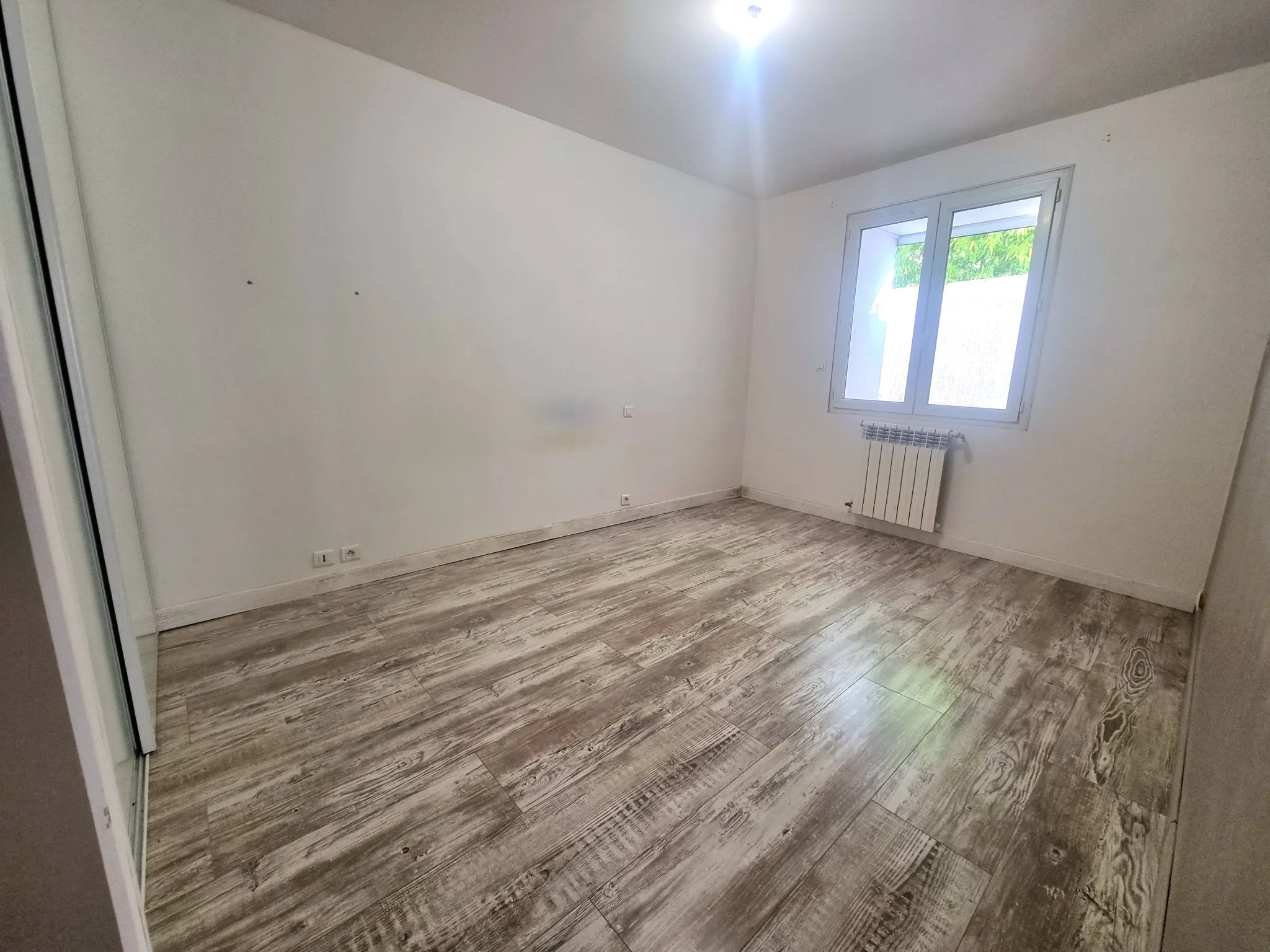 Appartement 153 m2 à Névian - 4 Chambres avec Terrasse et Parking 