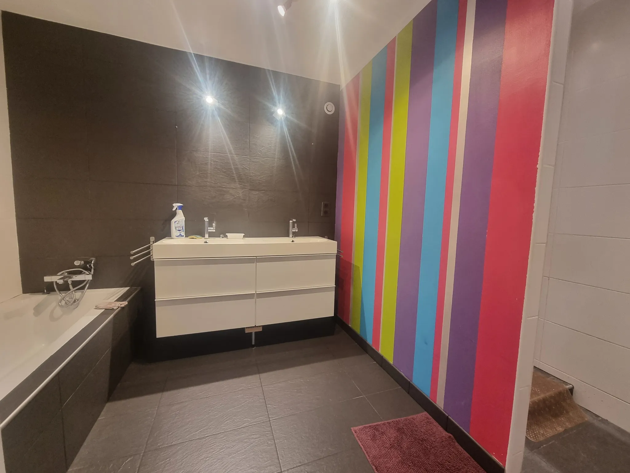 Appartement 153 m2 à Névian - 4 Chambres avec Terrasse et Parking 