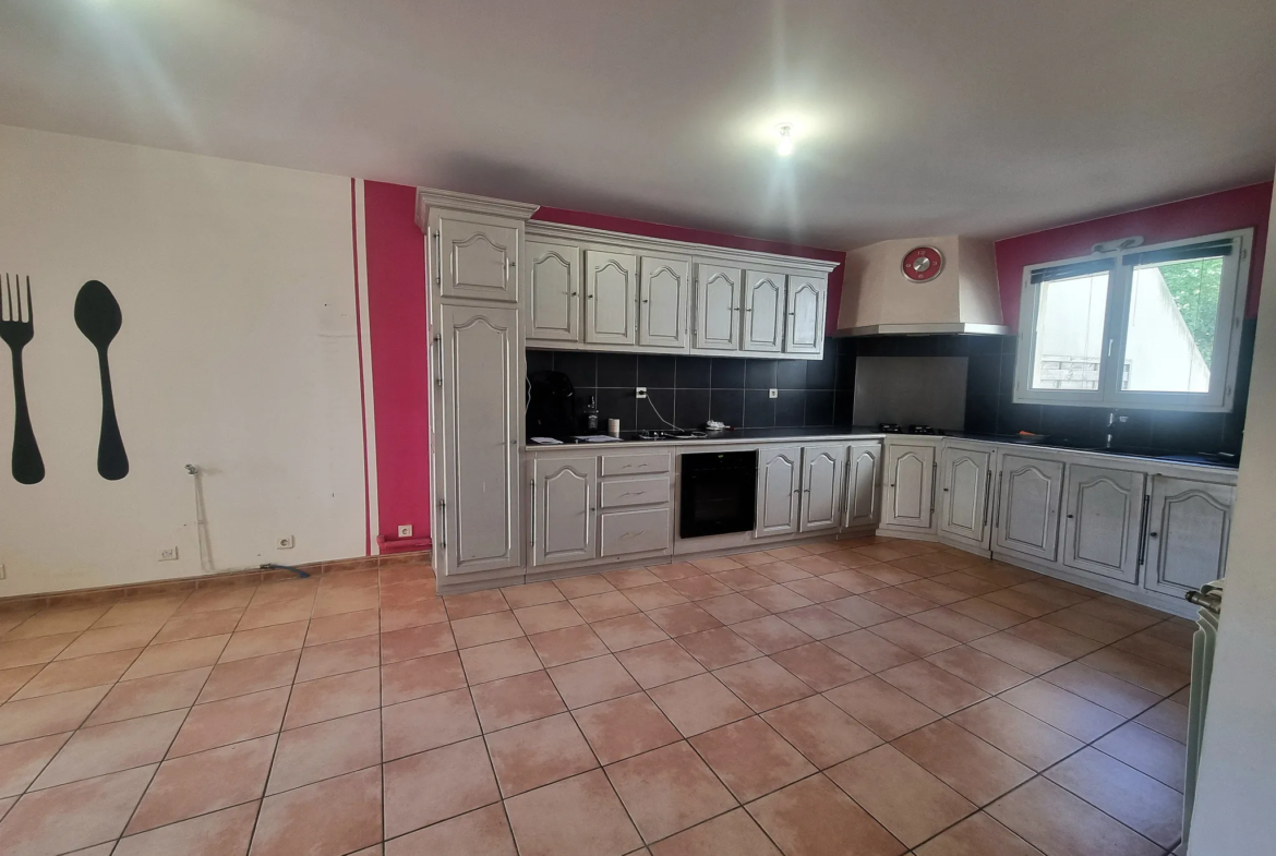 Appartement 153 m2 à Névian - 4 Chambres avec Terrasse et Parking 