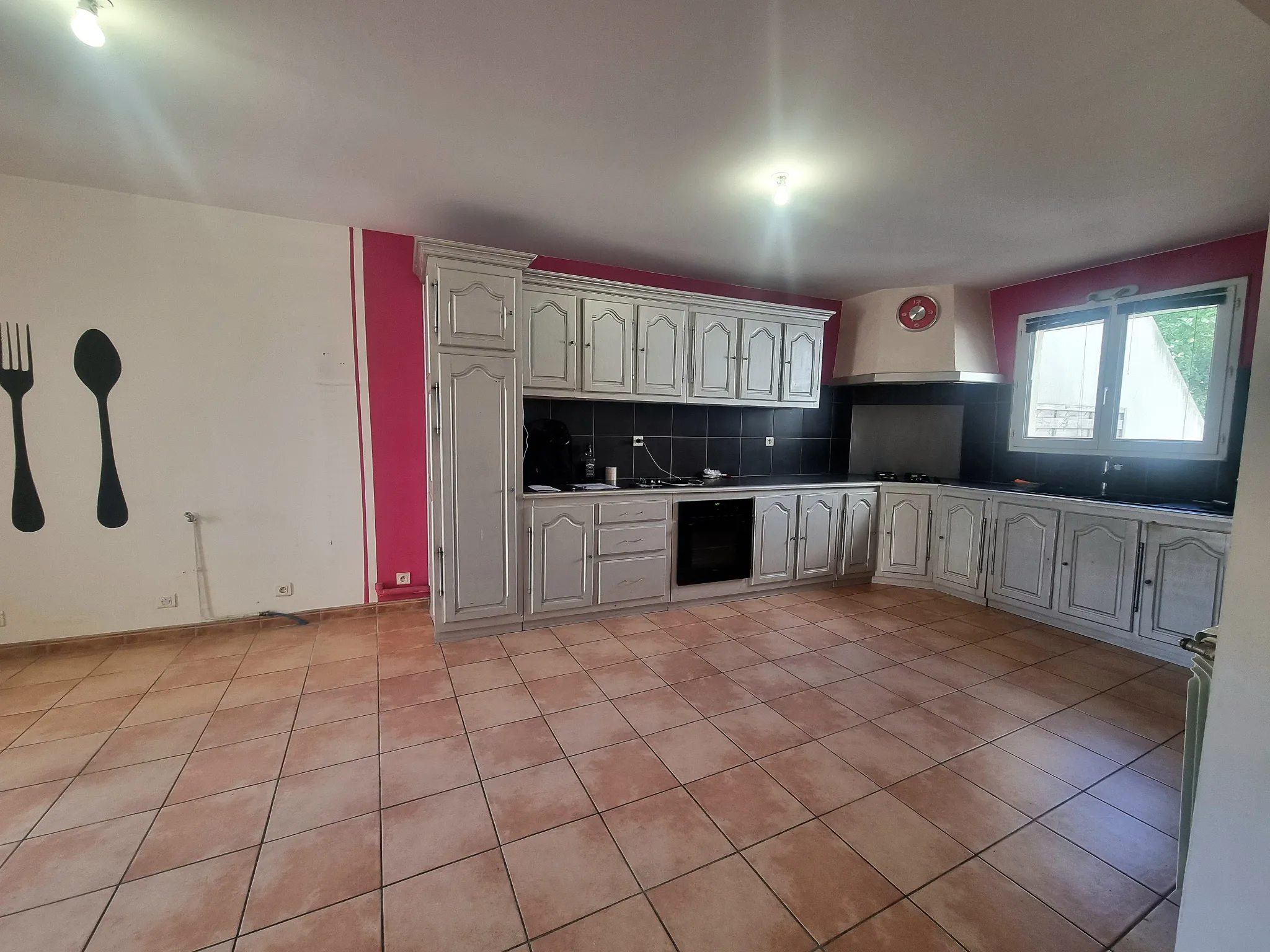 Appartement 153 m2 à Névian - 4 Chambres avec Terrasse et Parking 