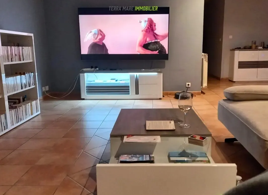 Appartement 153 m2 à Névian - 4 Chambres avec Terrasse et Parking 