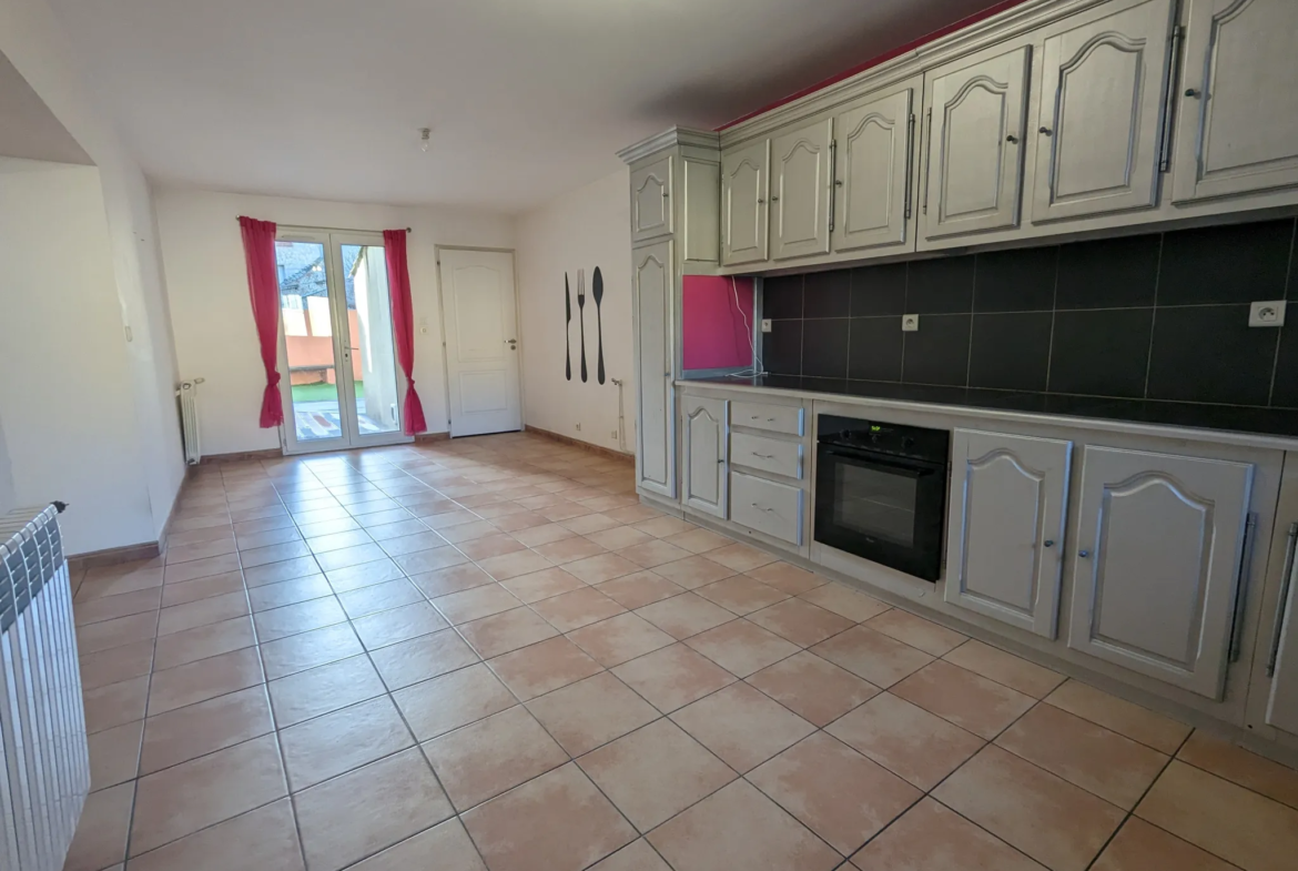 Appartement 153 m2 à Névian - 4 Chambres avec Terrasse et Parking 