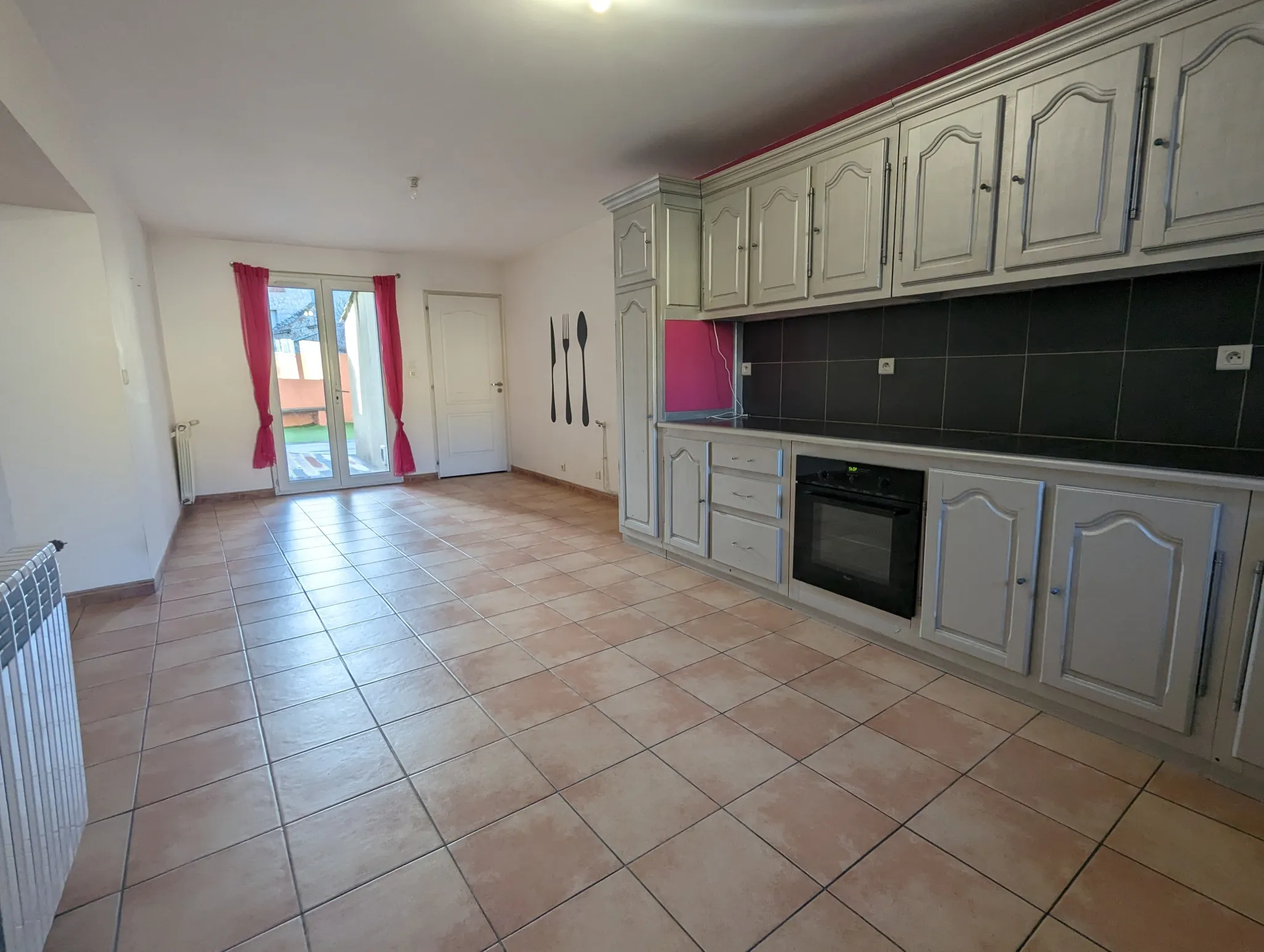 Appartement 153 m2 à Névian - 4 Chambres avec Terrasse et Parking 