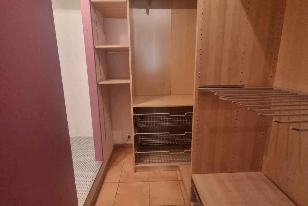 Appartement 153 m2 à Névian - 4 Chambres avec Terrasse et Parking 