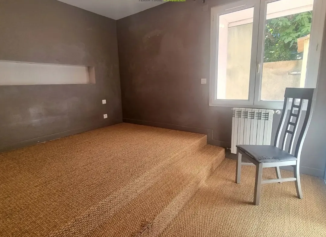 Appartement 153 m2 à Névian - 4 Chambres avec Terrasse et Parking 