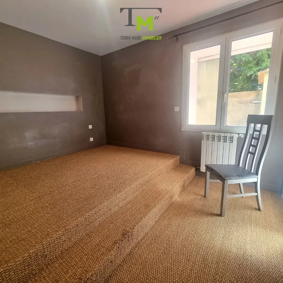 Appartement 153 m2 à Névian - 4 Chambres avec Terrasse et Parking 
