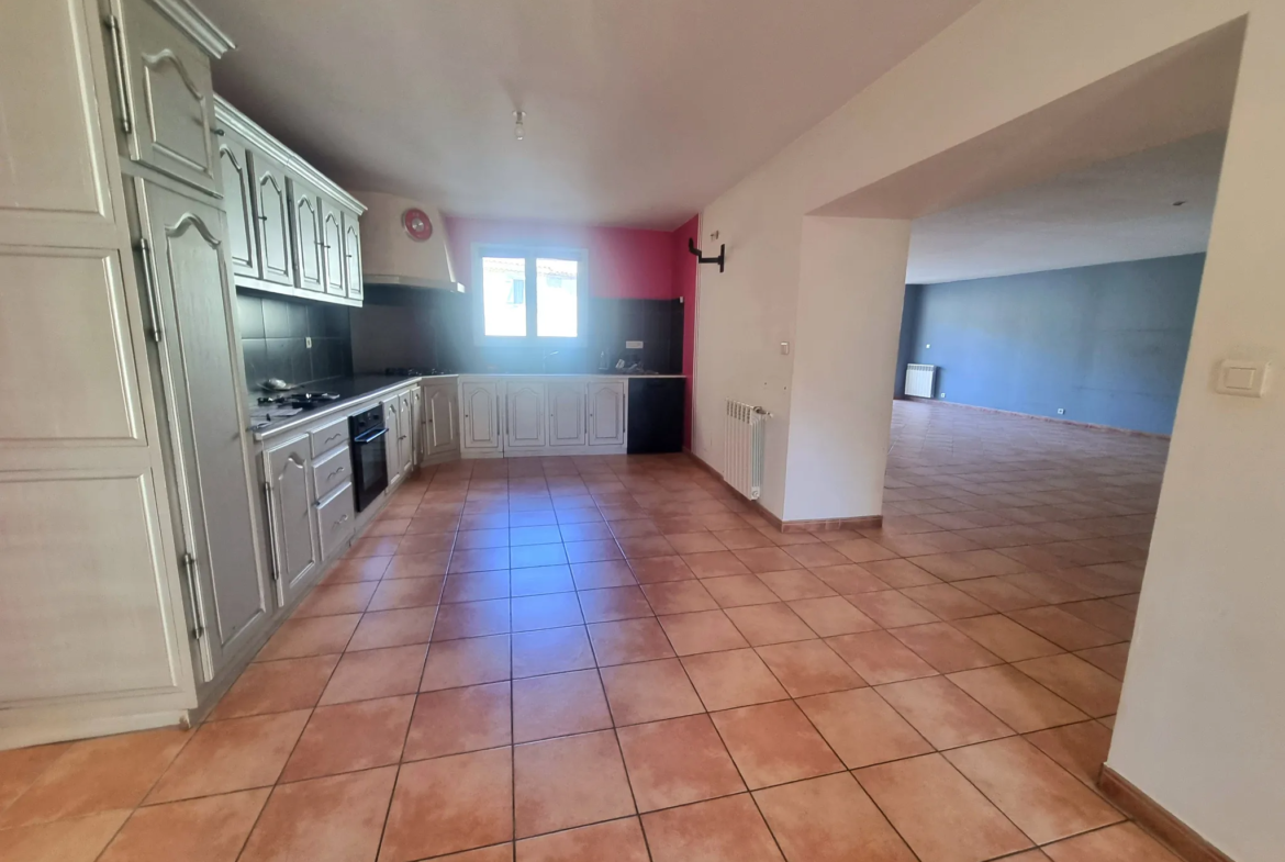 Appartement 153 m2 à Névian - 4 Chambres avec Terrasse et Parking 