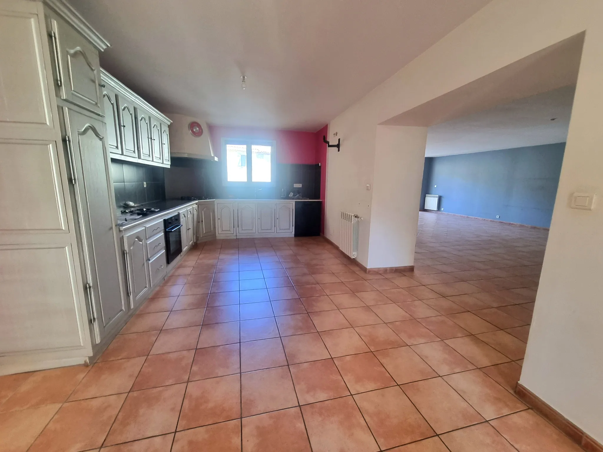 Appartement 153 m2 à Névian - 4 Chambres avec Terrasse et Parking 