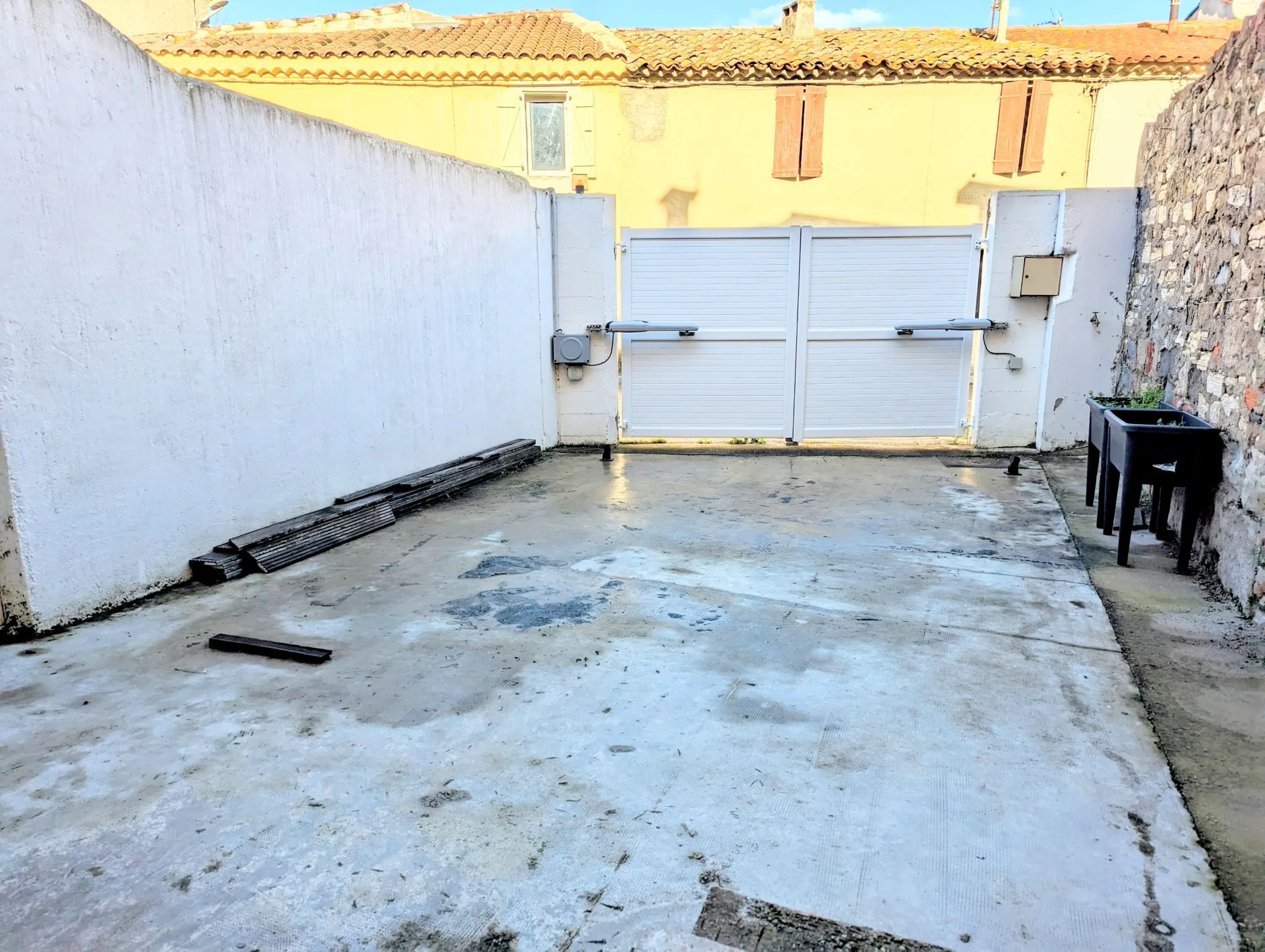 Appartement 153 m2 à Névian - 4 Chambres avec Terrasse et Parking 
