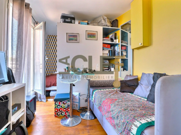 Studio lumineux avec balcon au dernier étage à Paris 15 