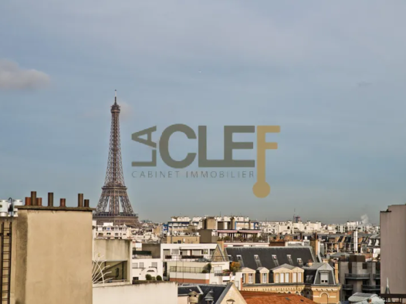Studio lumineux avec balcon au dernier étage à Paris 15 