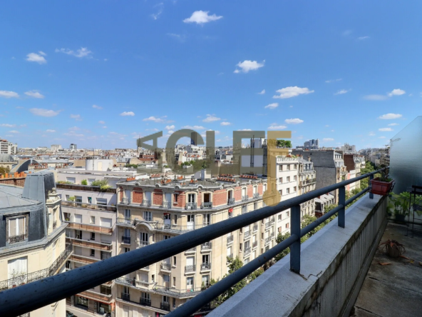 Studio lumineux avec balcon au dernier étage à Paris 15 