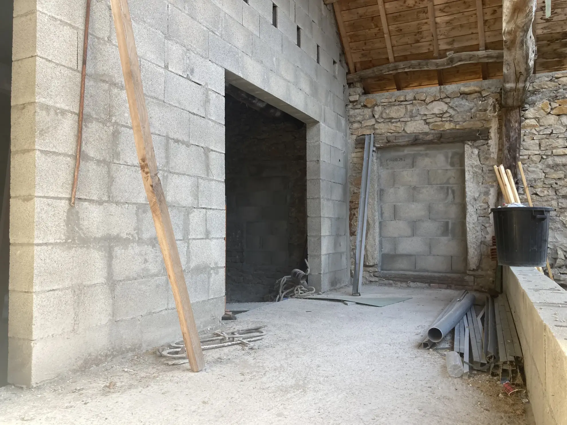 Grange de 90 m² à vendre à Sault Brenaz, transformable en habitation 