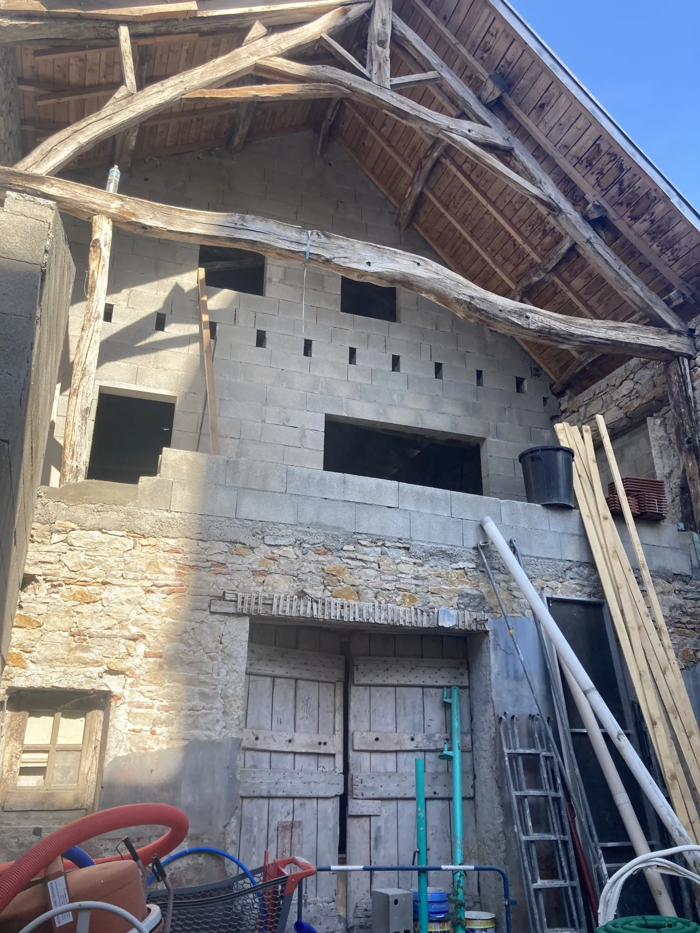 Grange de 90 m² à vendre à Sault Brenaz, transformable en habitation 