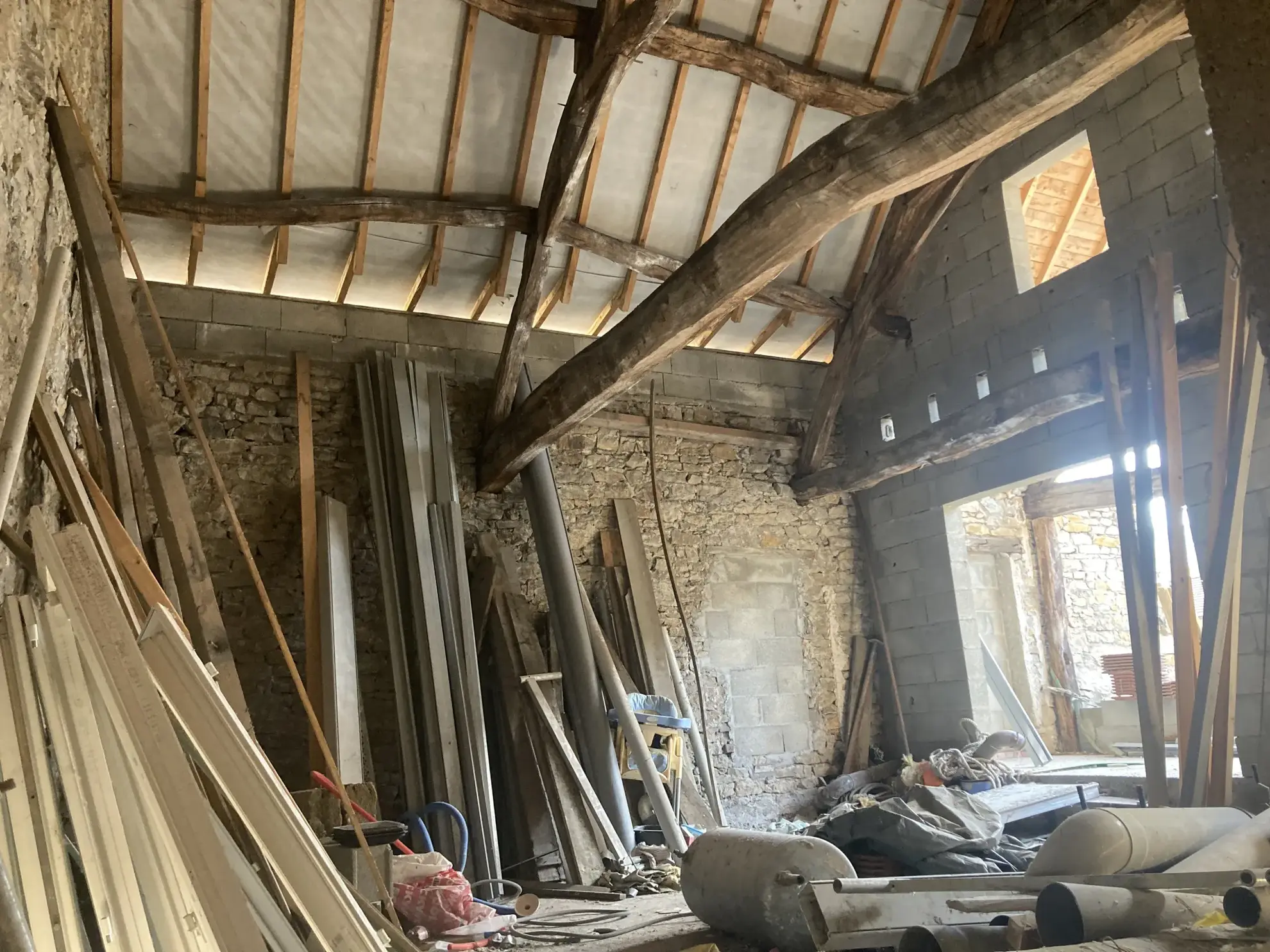 Grange de 90 m² à vendre à Sault Brenaz, transformable en habitation 