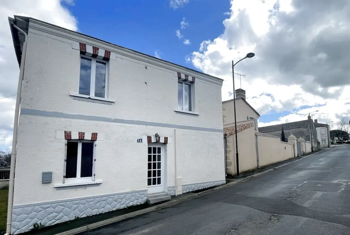 Maison de Village Rénovée à Vendre - 15 min de Vihiers 