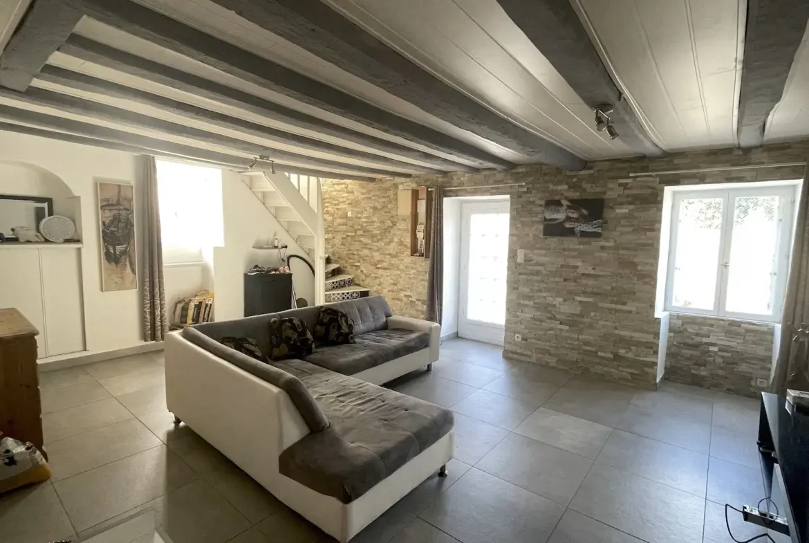 Maison de Village Rénovée à Vendre - 15 min de Vihiers 