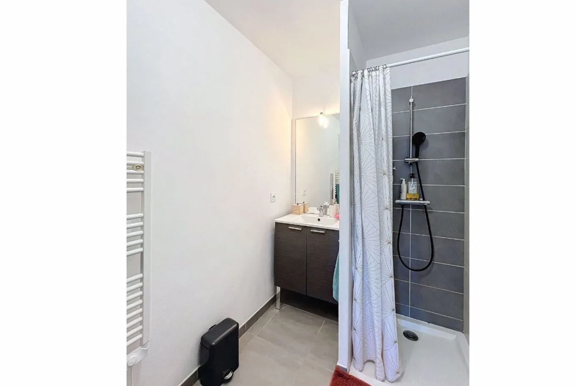 Appartement Type 2 à Gardanne avec Terrasse et Box Fermé 