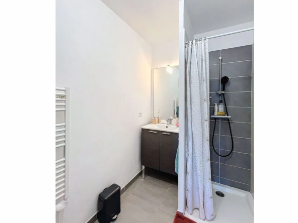 Appartement Type 2 à Gardanne avec Terrasse et Box Fermé 