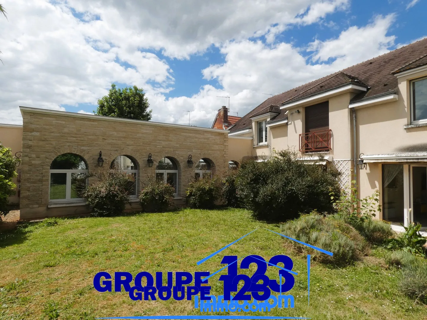Maison Familiale avec Piscine et Grand Terrain à Cheny 