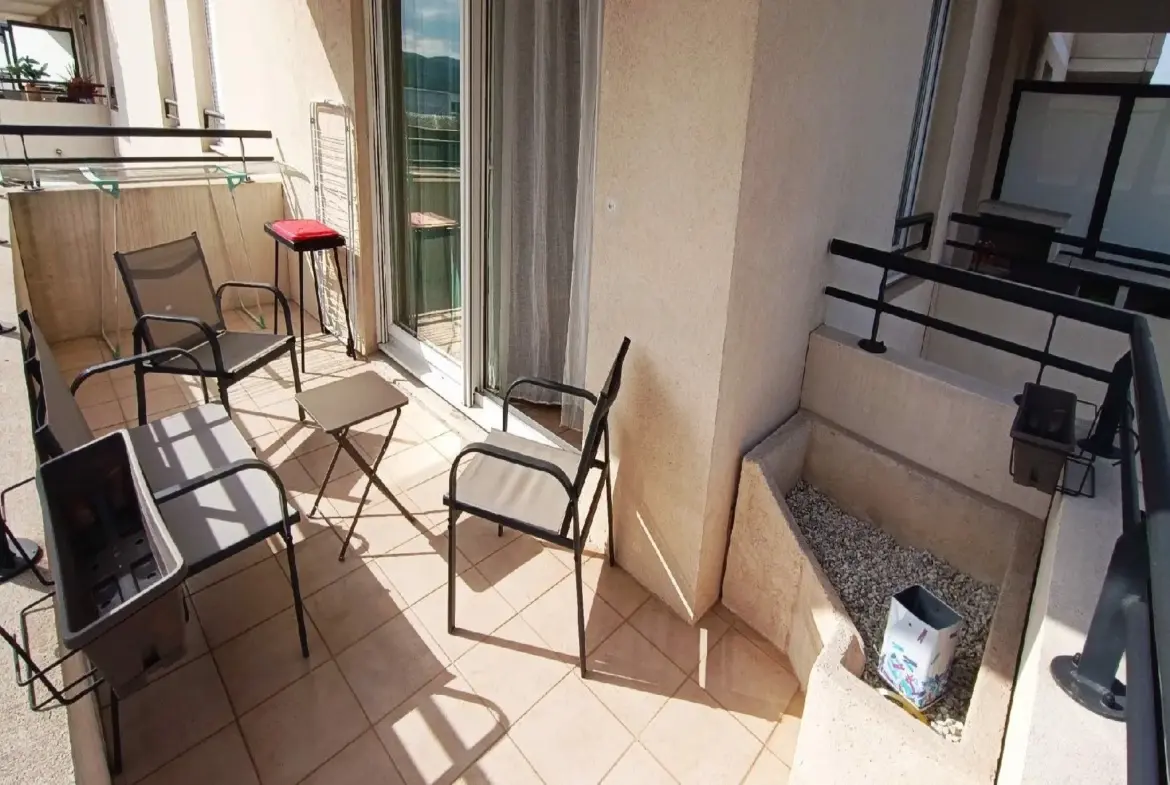 Superbe Appartement T3 avec Terrasse et Balcon à Vitrolles 