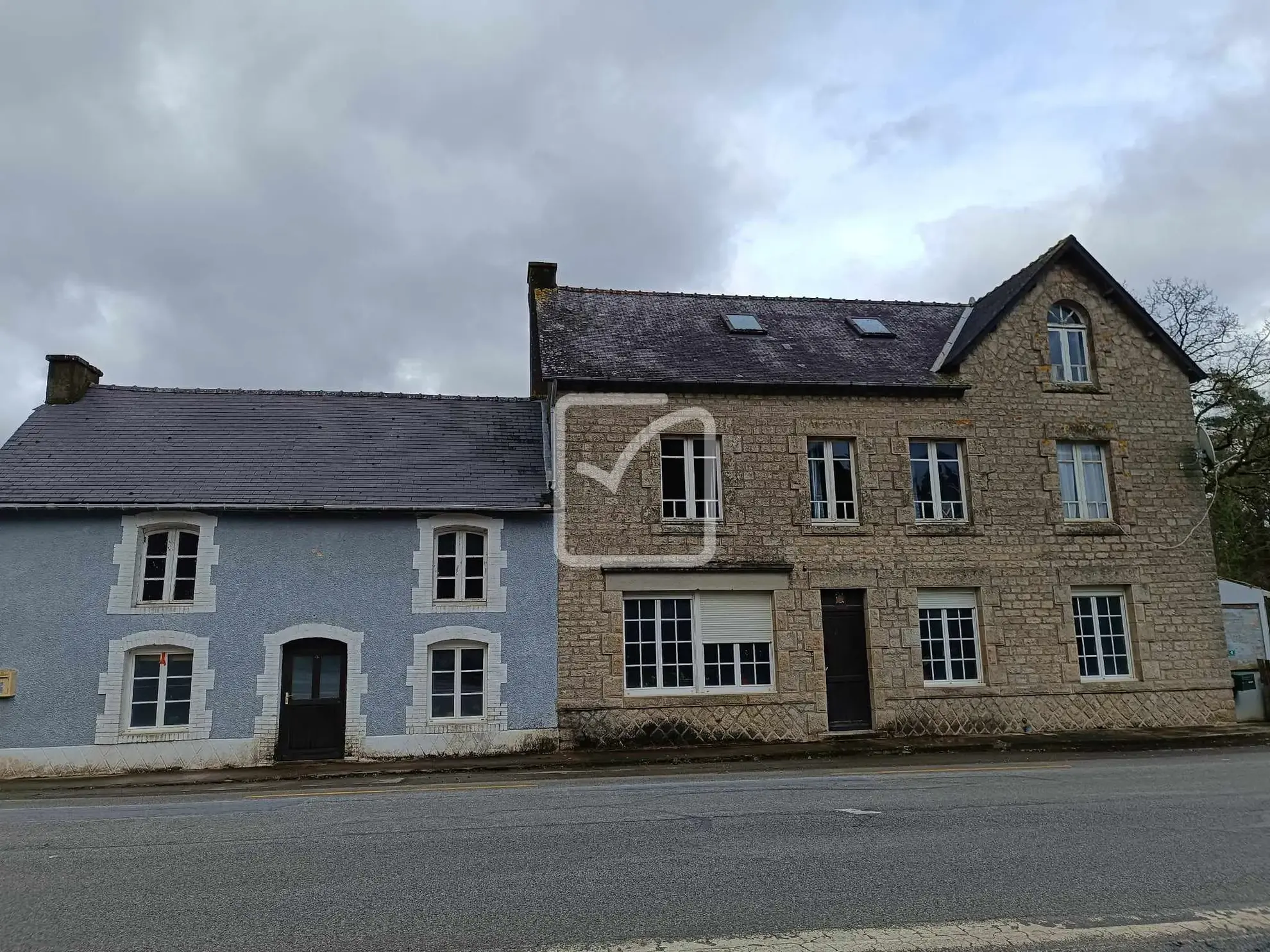 Grande maison avec potentiel à Mohon - 323 m² sur 3200 m² de terrain 