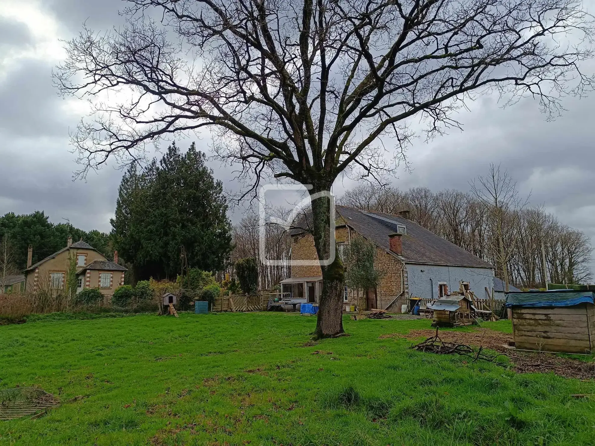 Grande maison avec potentiel à Mohon - 323 m² sur 3200 m² de terrain 