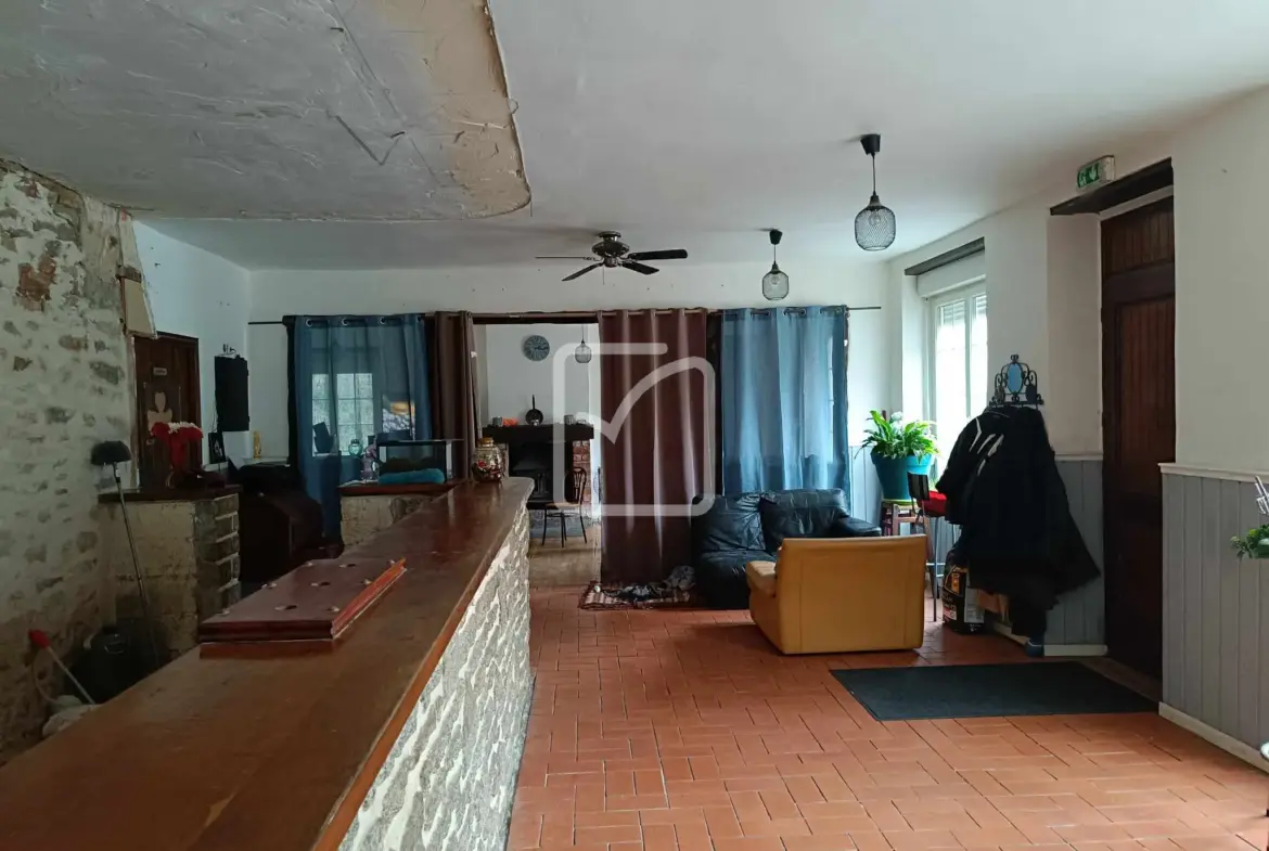 Grande maison avec potentiel à Mohon - 323 m² sur 3200 m² de terrain 