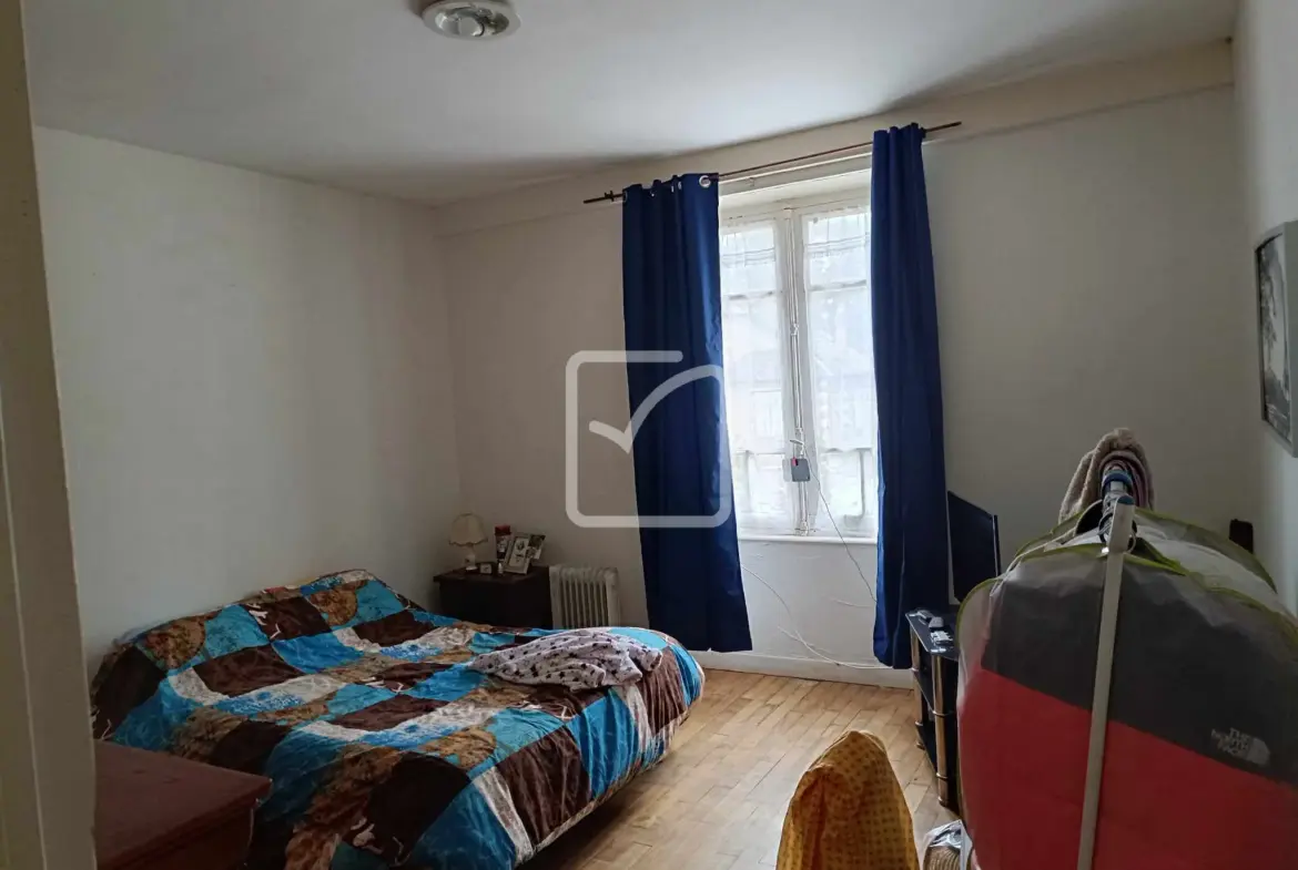 Grande maison avec potentiel à Mohon - 323 m² sur 3200 m² de terrain 