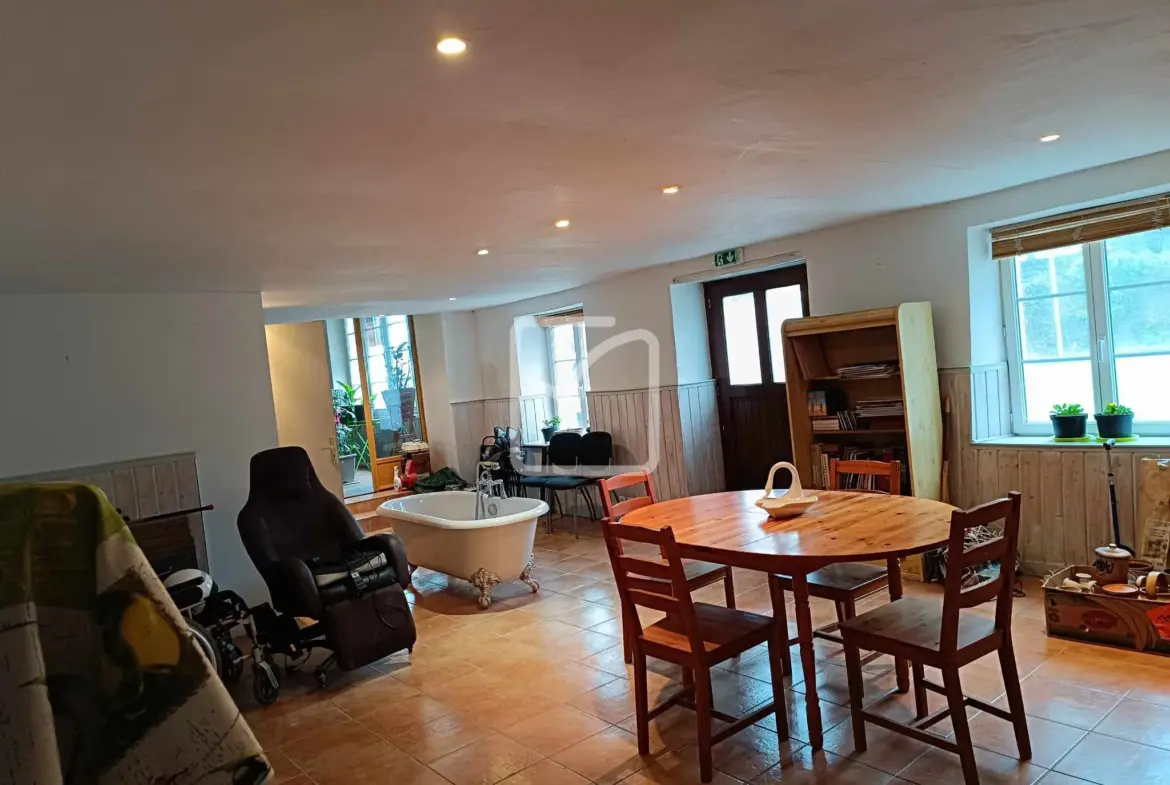 Grande maison avec potentiel à Mohon - 323 m² sur 3200 m² de terrain 
