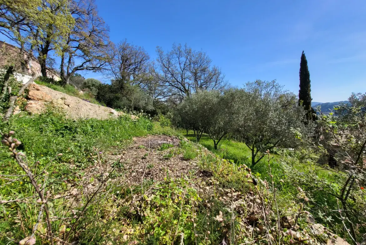 Terrain constructible viabilisé à Pierrefeu-du-Var - 570 m² avec vue 