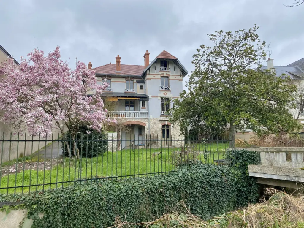 Maison bourgeoise de 186 m² au bord du canal à Vierzon