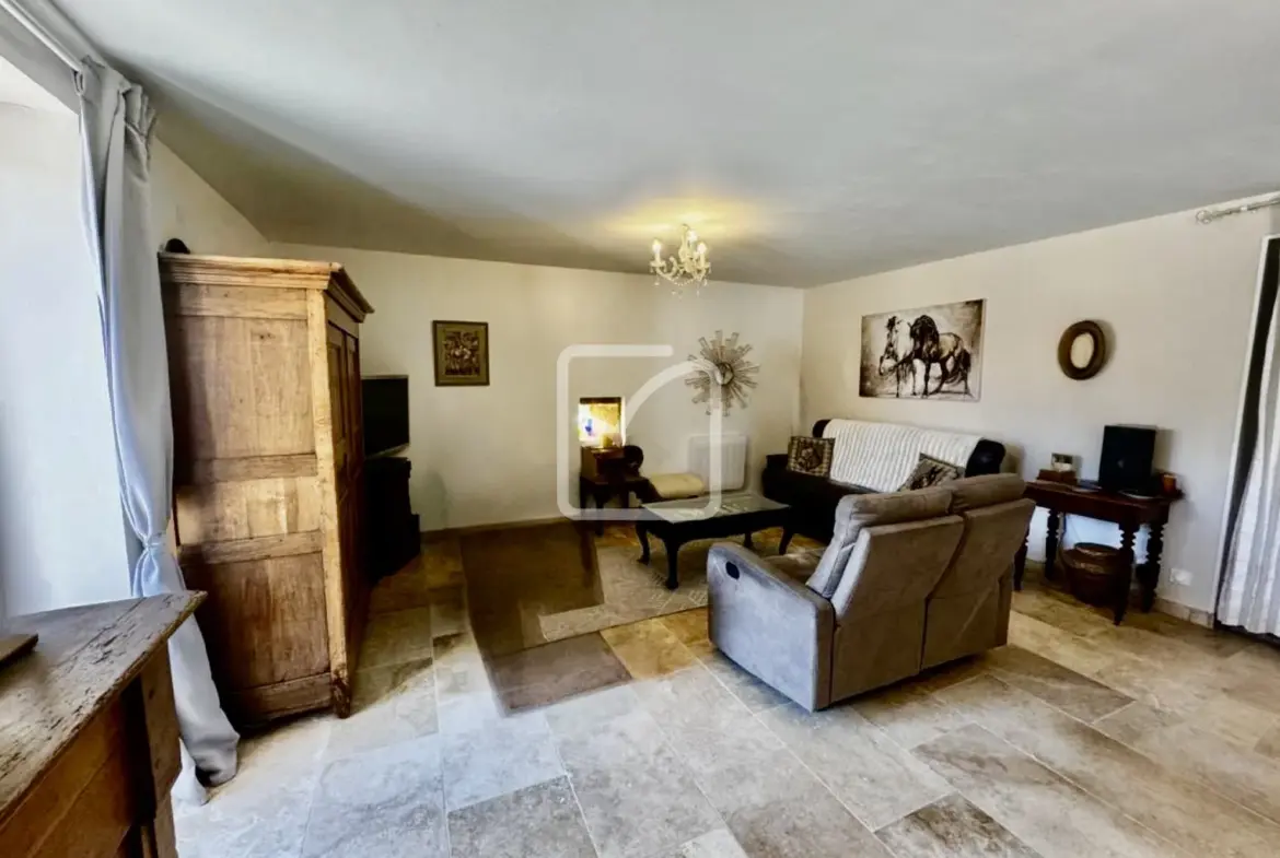 Charmante longère restaurée sur 3 hectares à Payrignac 