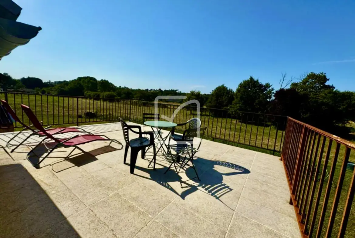 Charmante longère restaurée sur 3 hectares à Payrignac 