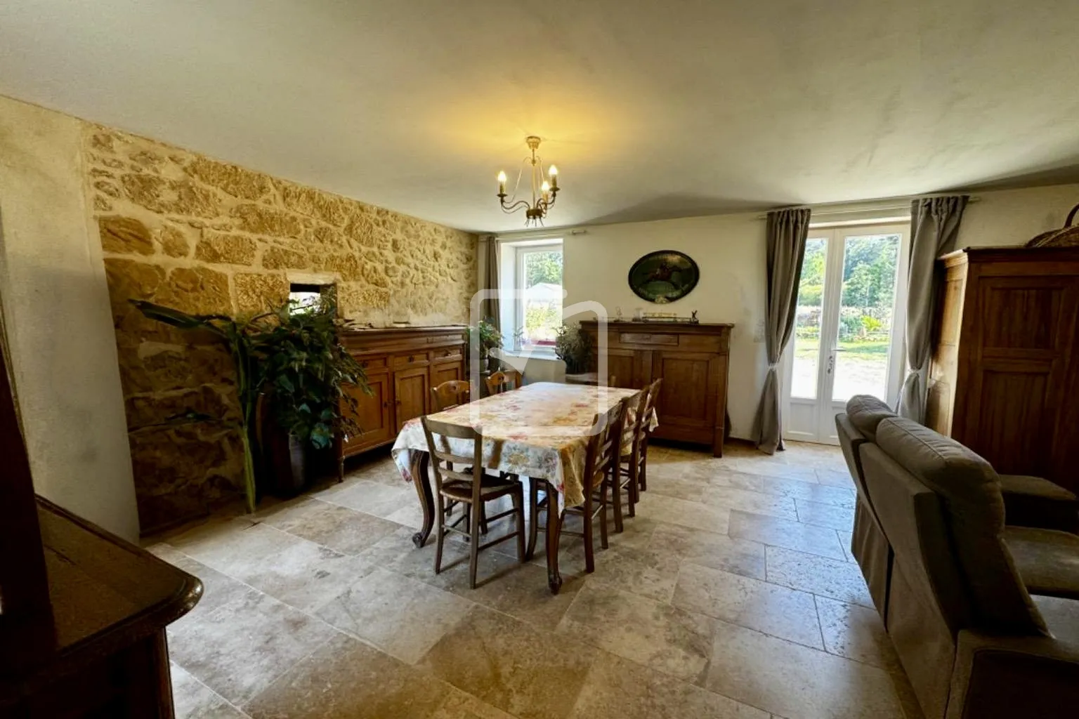 Charmante longère restaurée sur 3 hectares à Payrignac 