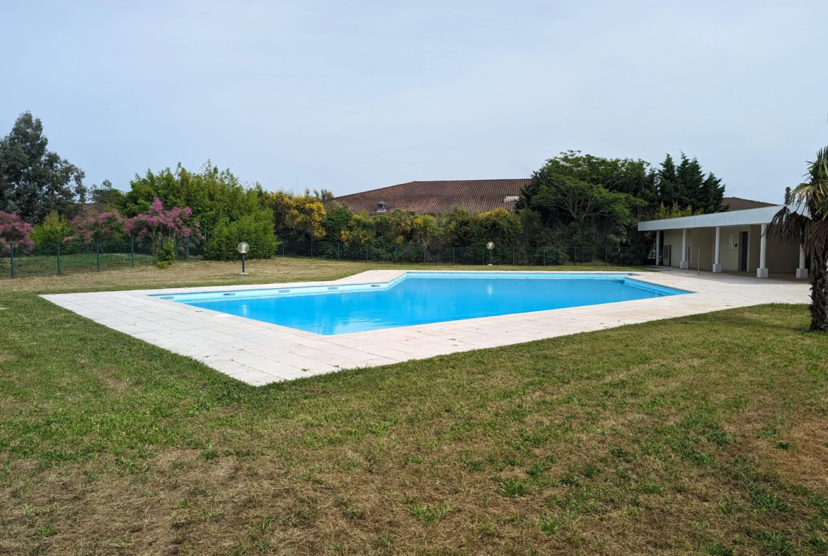 À vendre : Appartement T2 dernier étage avec piscine à Cugnaux 
