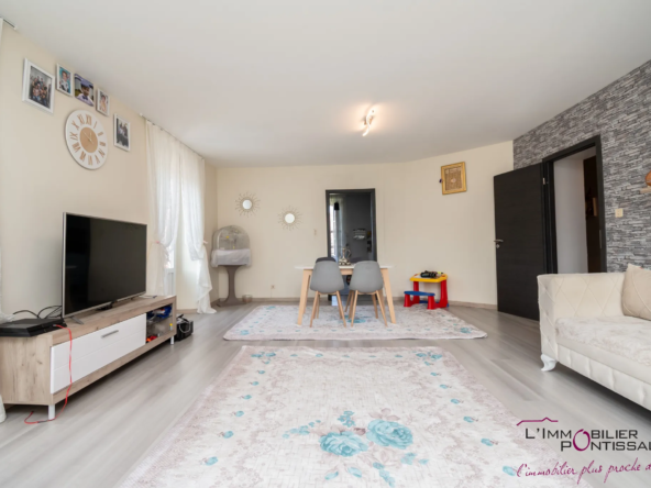 Vente de 2 appartements à Pontarlier avec jardin et garages 