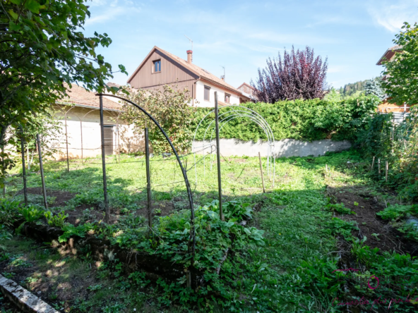 Vente de 2 appartements à Pontarlier avec jardin et garages 
