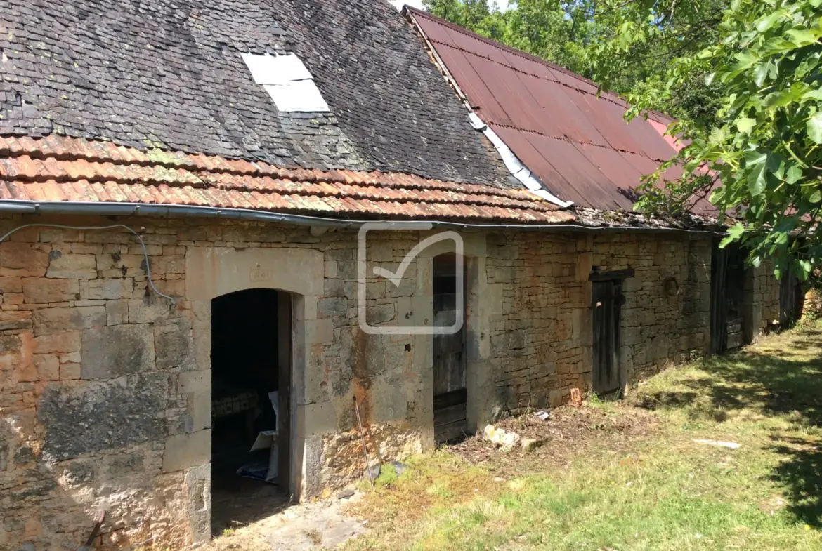 Longère à rénover à Chartrier Ferrière - 50 000 euros 