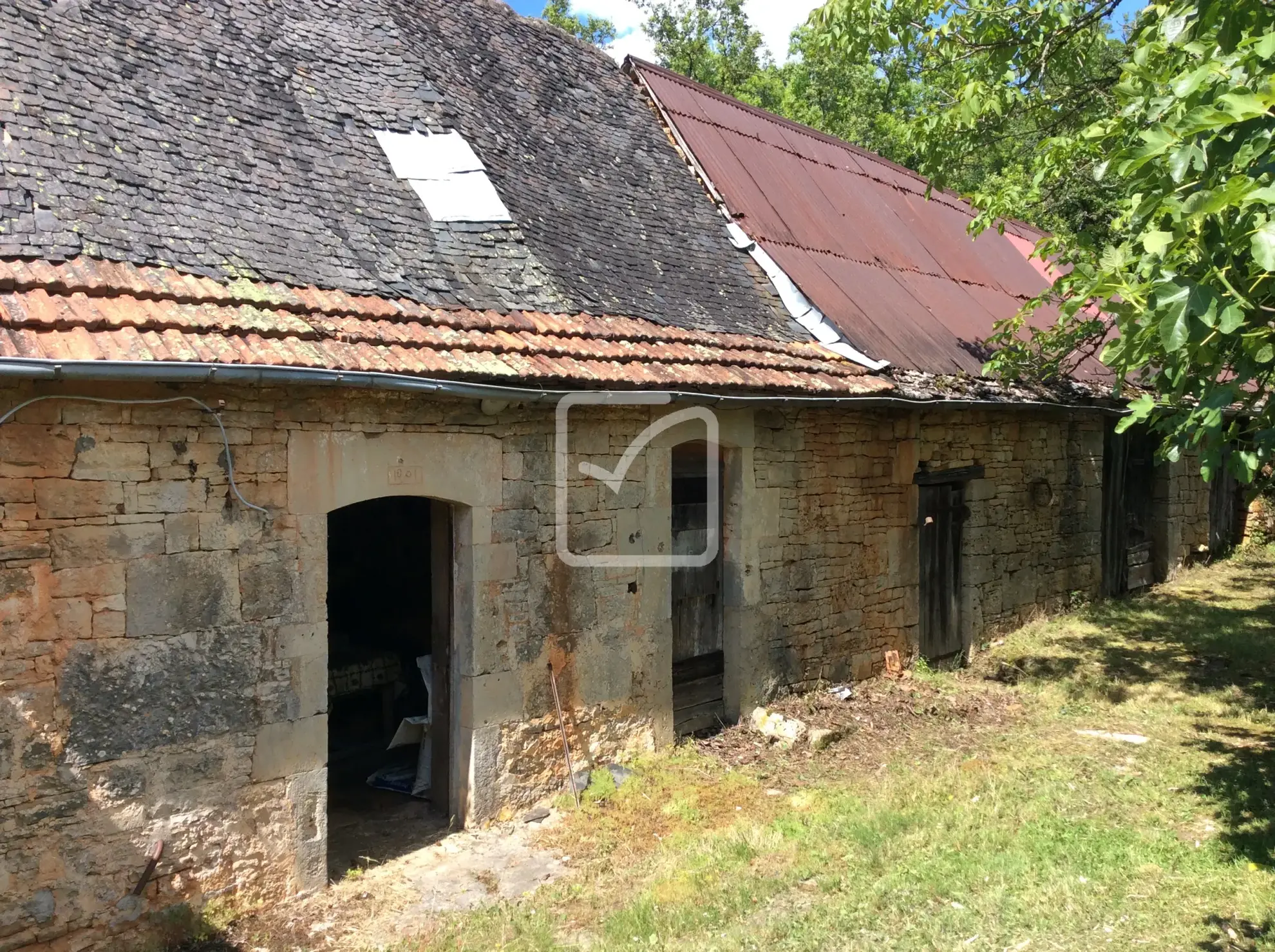 Longère à rénover à Chartrier Ferrière - 50 000 euros 