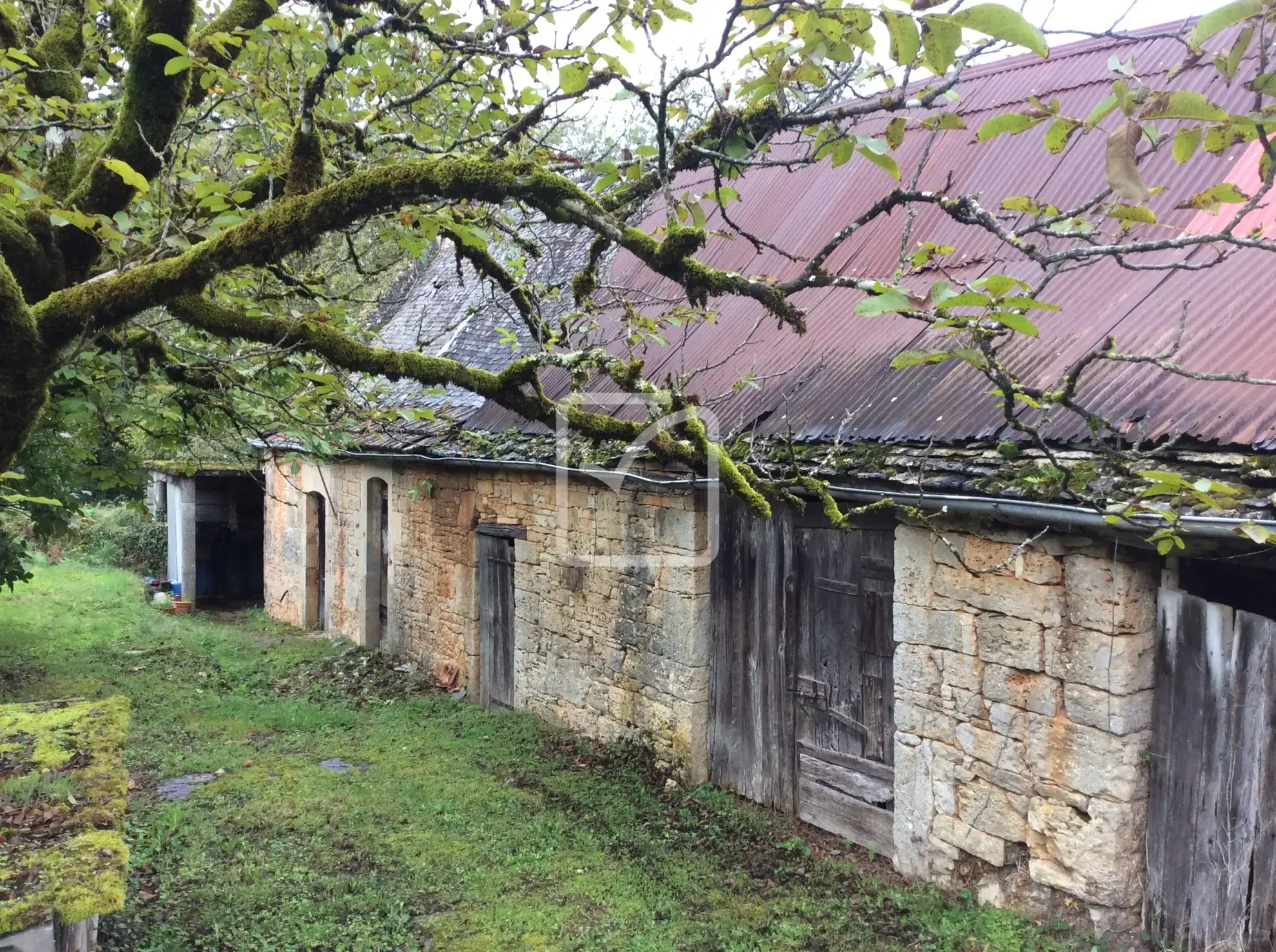 Longère à rénover à Chartrier Ferrière - 50 000 euros 