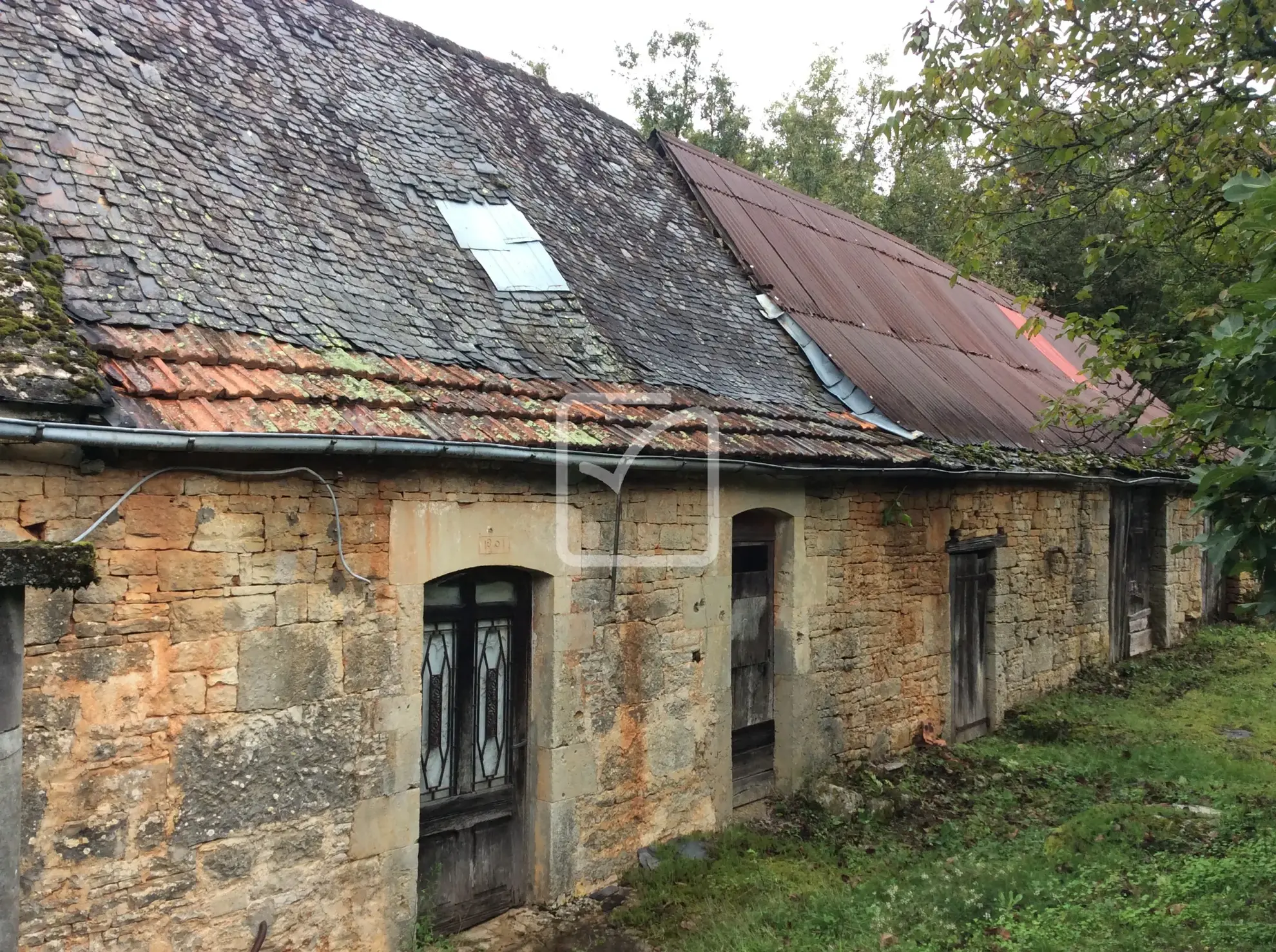 Longère à rénover à Chartrier Ferrière - 50 000 euros 