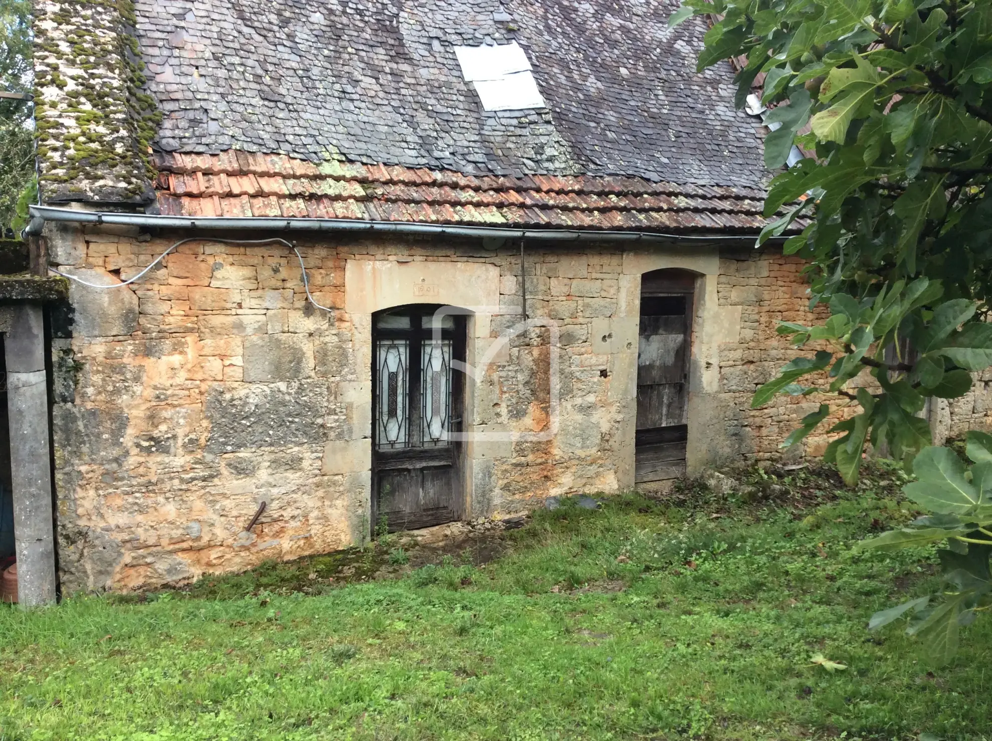 Longère à rénover à Chartrier Ferrière - 50 000 euros 