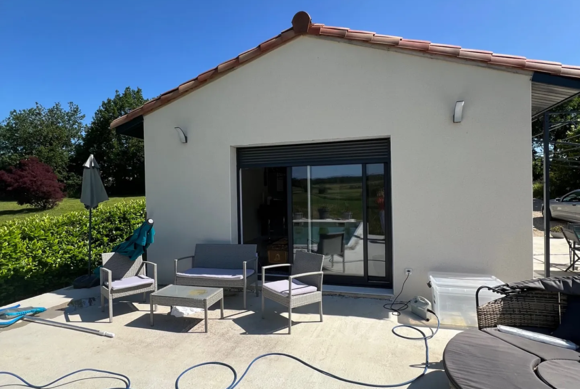 Belle villa de plain-pied avec chalet et piscine à Serignac 