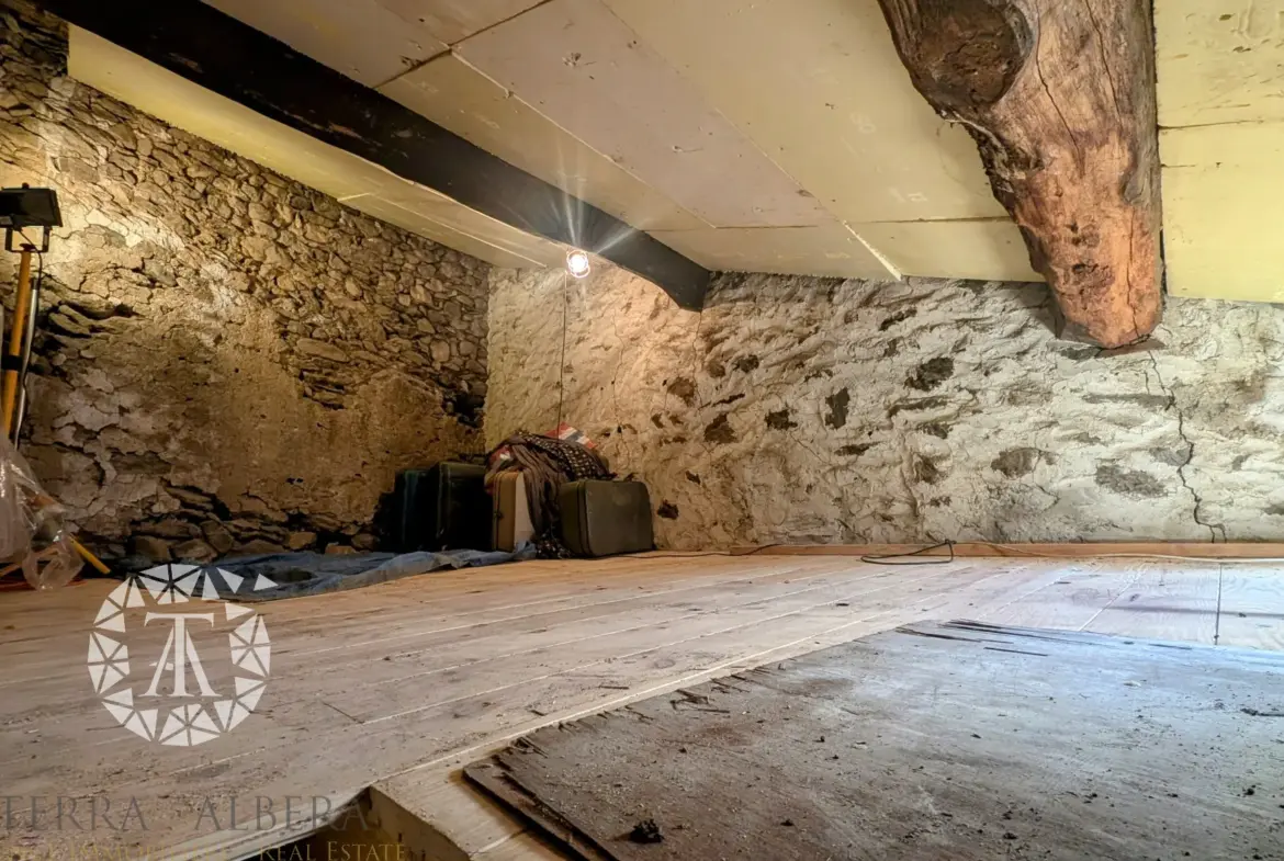 Maison en pierre à réhabiliter à Laroque des Albères 